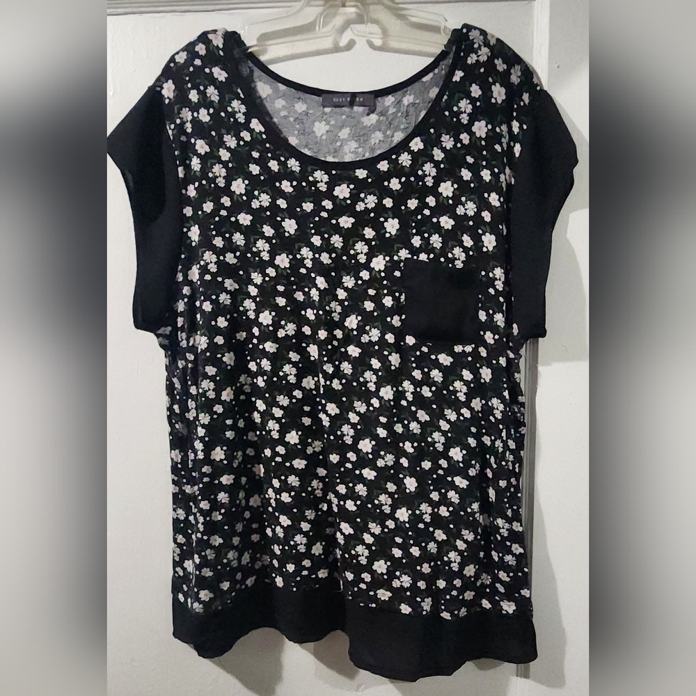 🌸👚Suzy Shier Black and White Floral Tee